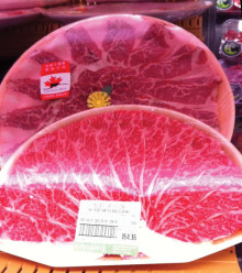 This thinly sliced beef is used in the increasingly popular hot pot meals. A pot of broth is cooked in the centre of the table while thinly-sliced meat and vegetables are constantly added and quickly eaten.