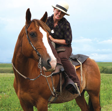 Lee McLean has been riding sidesaddle for over forty years.  Her Quarter Horse, Cody, a retired community pasture horse, just recently made the switch.